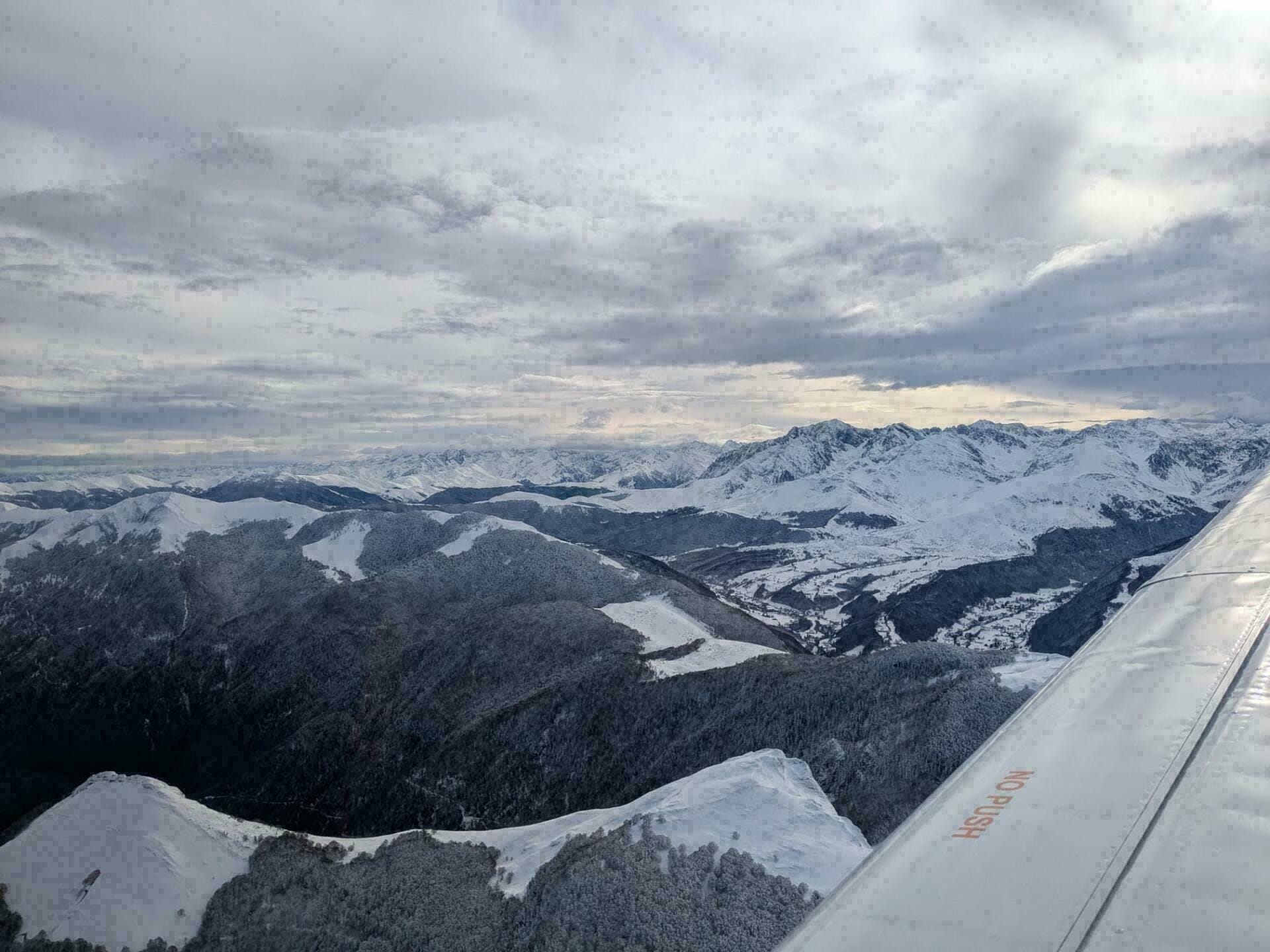 Panorama exceptionnel des montagnes enneigées