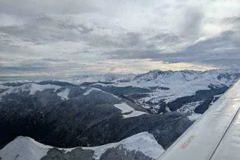 Panorama exceptionnel des montagnes enneigées