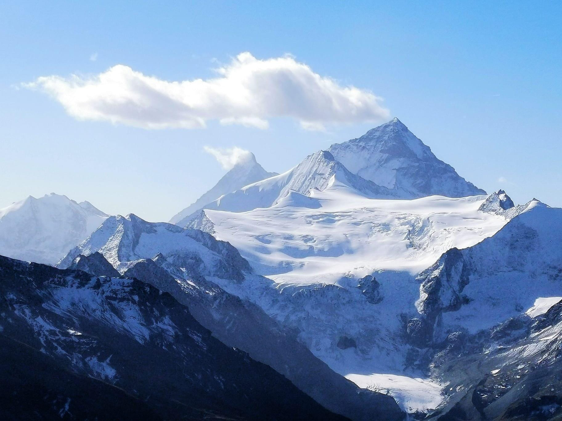 Vol panoramique dans les Alpes
