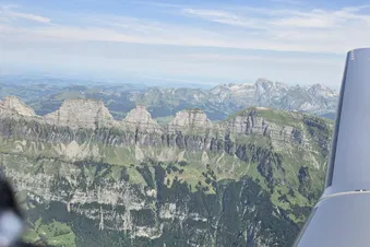 Flug entlang der Alpen nach Samedan