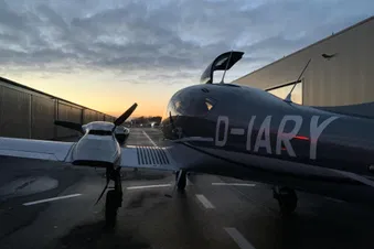 NIGHTFLIGHT 🌃SKYLINE FRANKFURT zweimotoriges Flugzeug