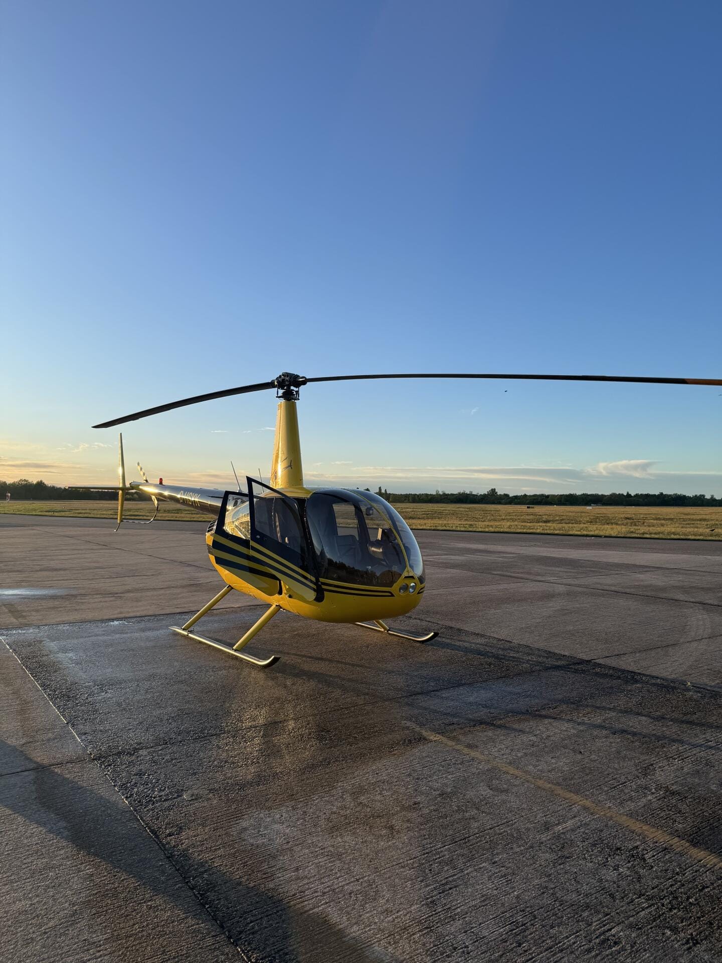 R44 von rechts vorne