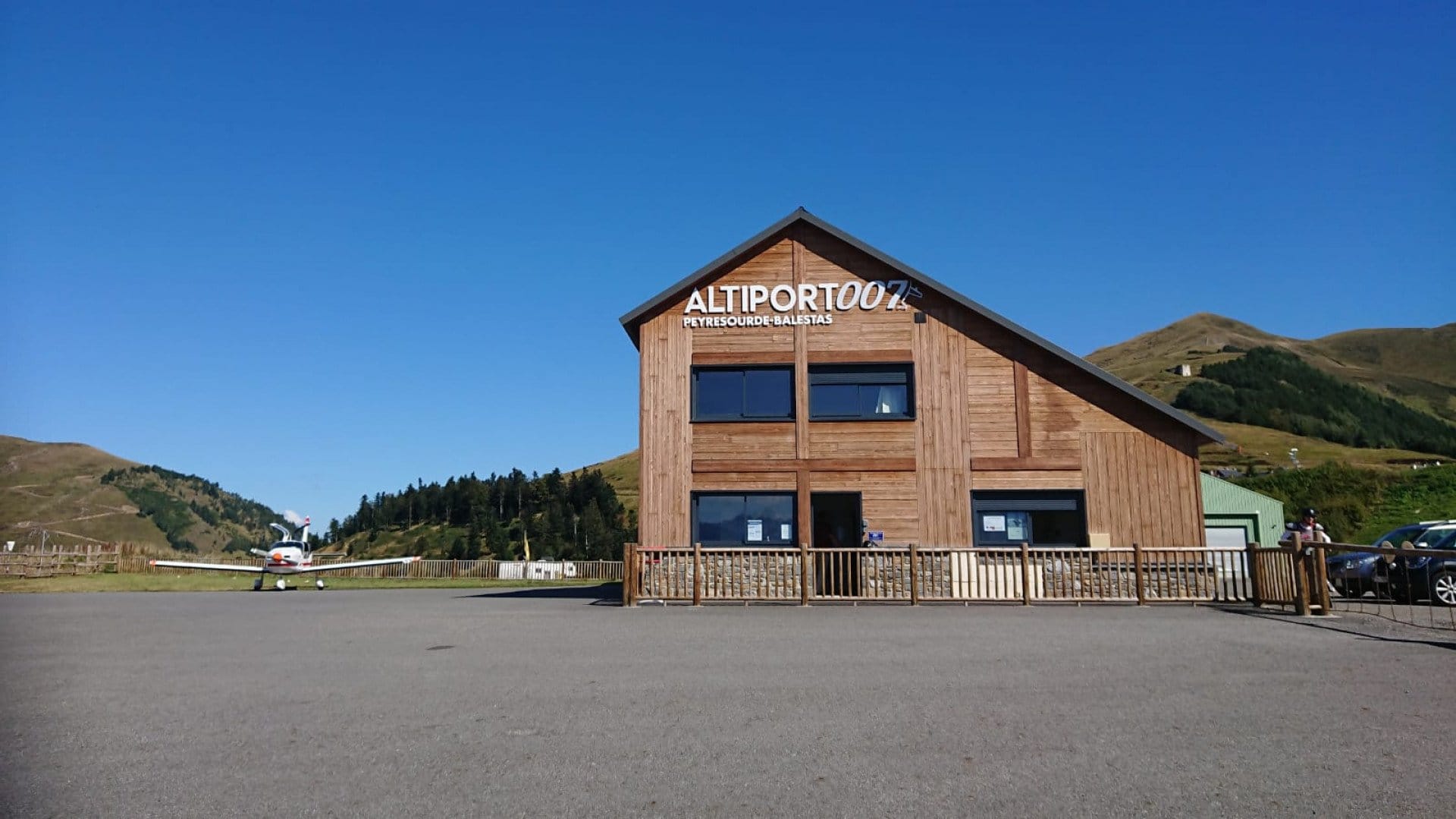 Escale à l'altiport 007 (via le Pic du Midi)