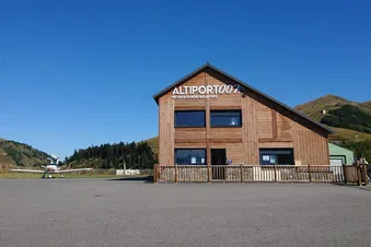 Escale à l'altiport 007 (via le Pic du Midi)