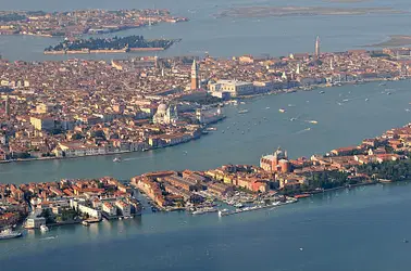 Flight along the Adriatic Coast to Venezia