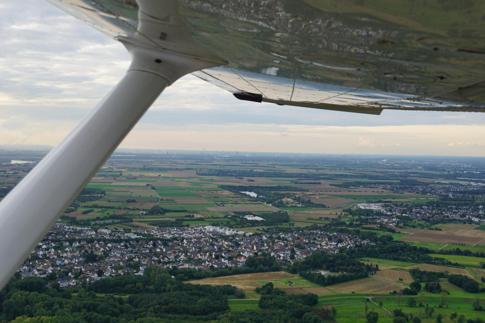 Rundflug: Kölner Dom, Stadion, Phantasialand, Siebengebirge