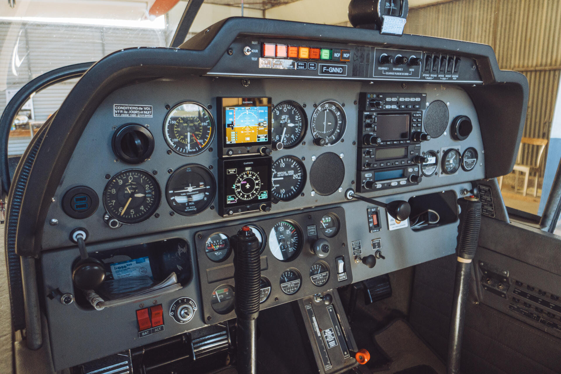 Tableau de bord du DR-400