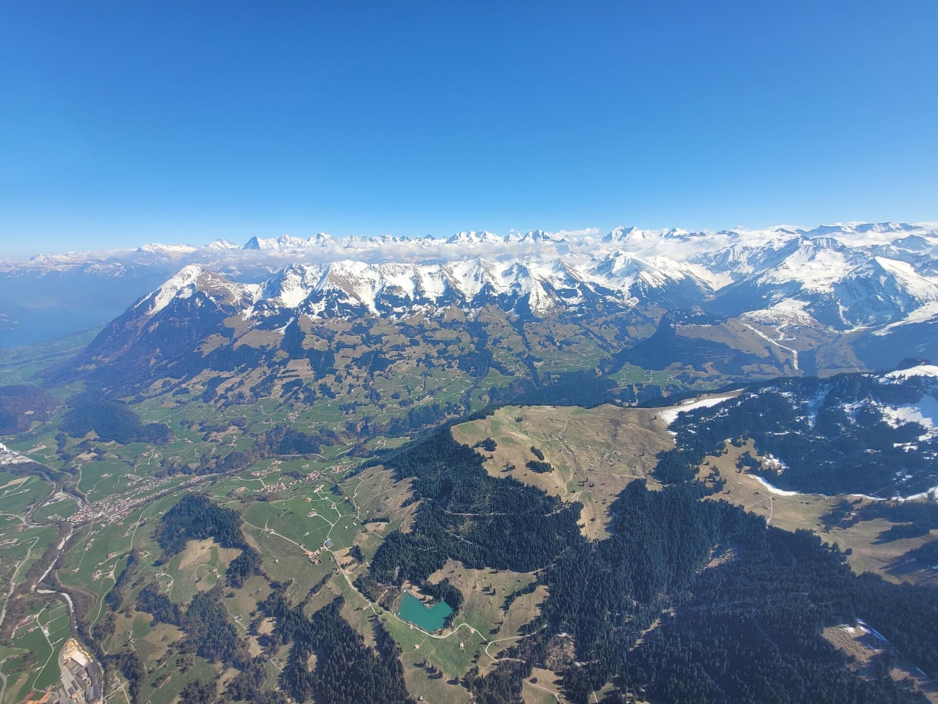 Das Zusammenkommen des Simmen- und Diemtigtals, dahinter die Niesenkette
