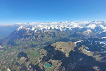 Das Zusammenkommen des Simmen- und Diemtigtals, dahinter die Niesenkette