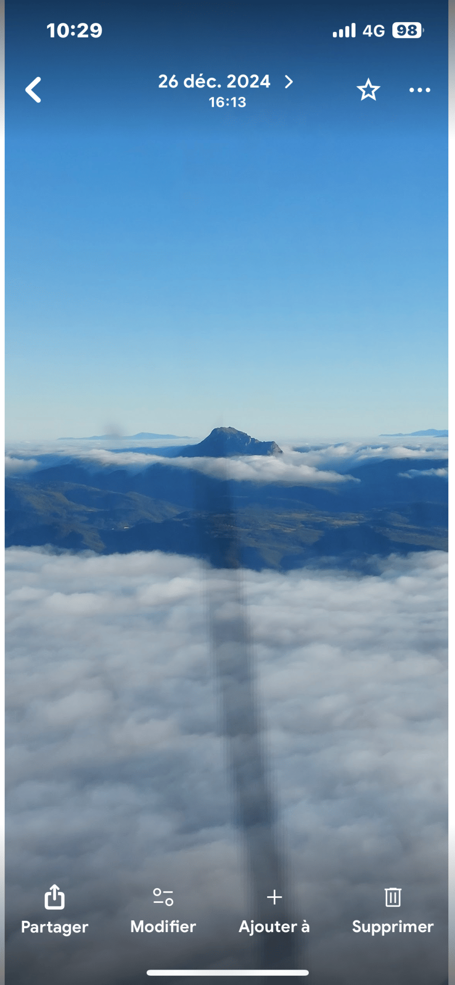 Bugarach dominant une mer de nuages