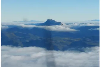 Bugarach dominant une mer de nuages