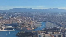 Baie de Marseille à basse altitude  puis calanques