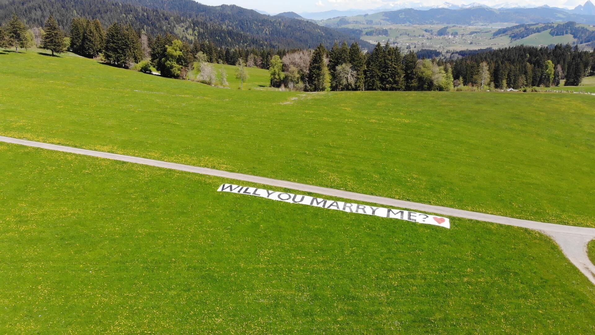 Heiratsantrag aus der Luft, Mit grossem Banner