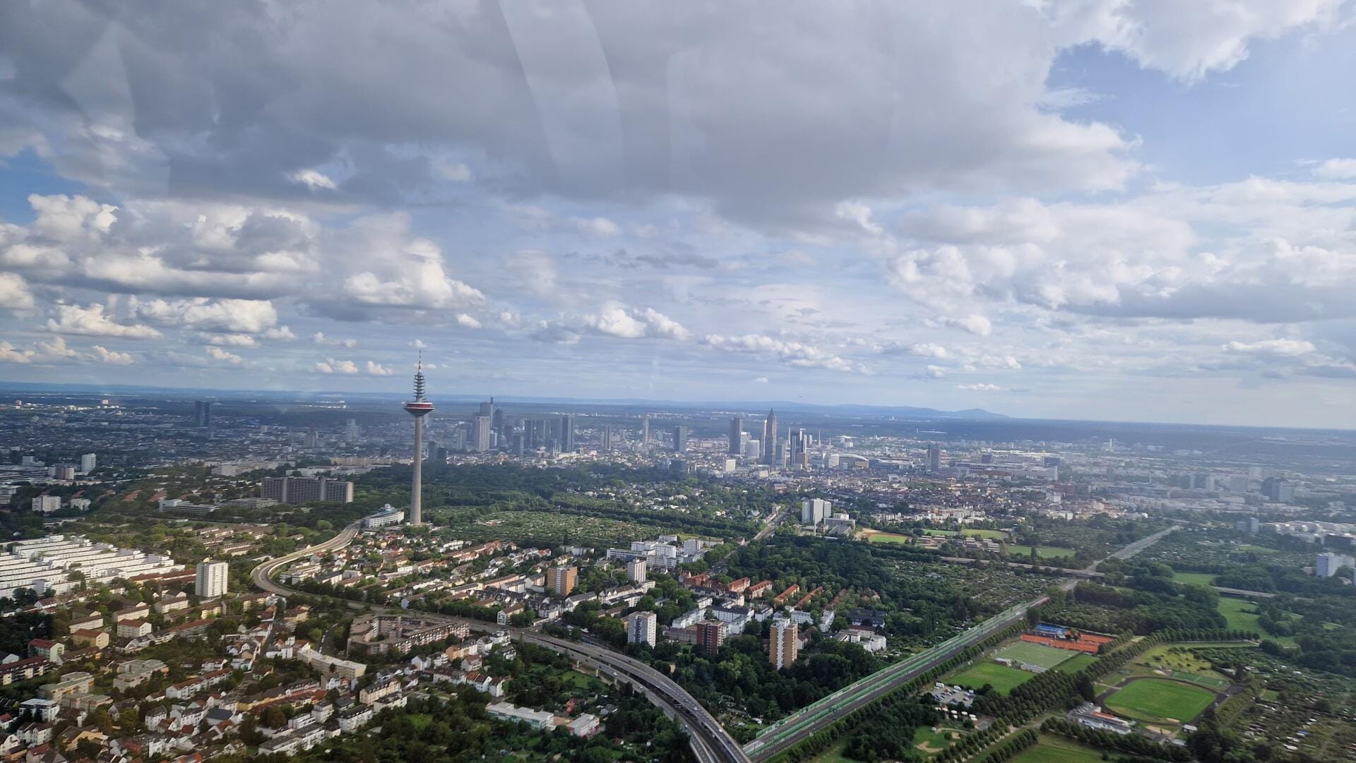 Großer Flug über Rhein-Main-Gebiet mit Frankfurt Skyline
