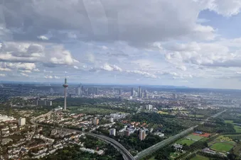 Großer Flug über Rhein-Main-Gebiet mit Frankfurt Skyline