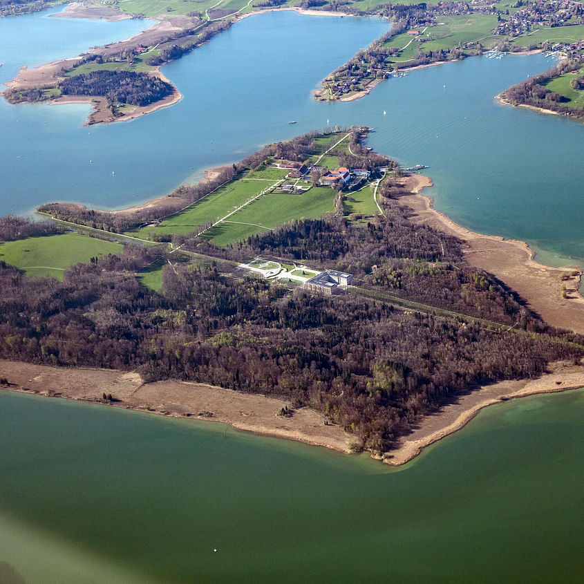 Seenmeer & Alpenflair. Luftreise zum Schloss Herrenchiemsee.