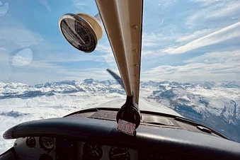 Blick aus dem Cockpit auf die Alpen