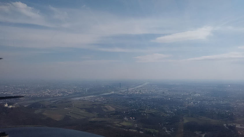 Mit Blick über Wien nach Stockerau, entlang Kahlenberg und Leopoldsberg