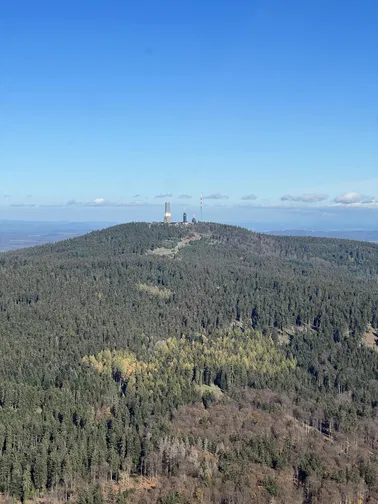 Entdecke die Skyline und den Feldberg im Taunus