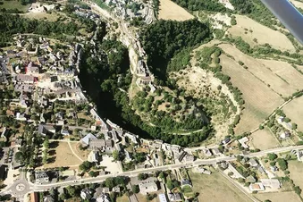 Balade aérienne à la découverte de Conques