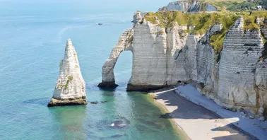 Les falaises d'Etretat depuis un Robin DR400
