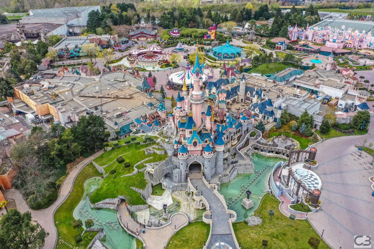 Vol panoramique sur l'Est parisien : une expérience inoubliable entre châteaux, Disneyland et méandres de la Seine