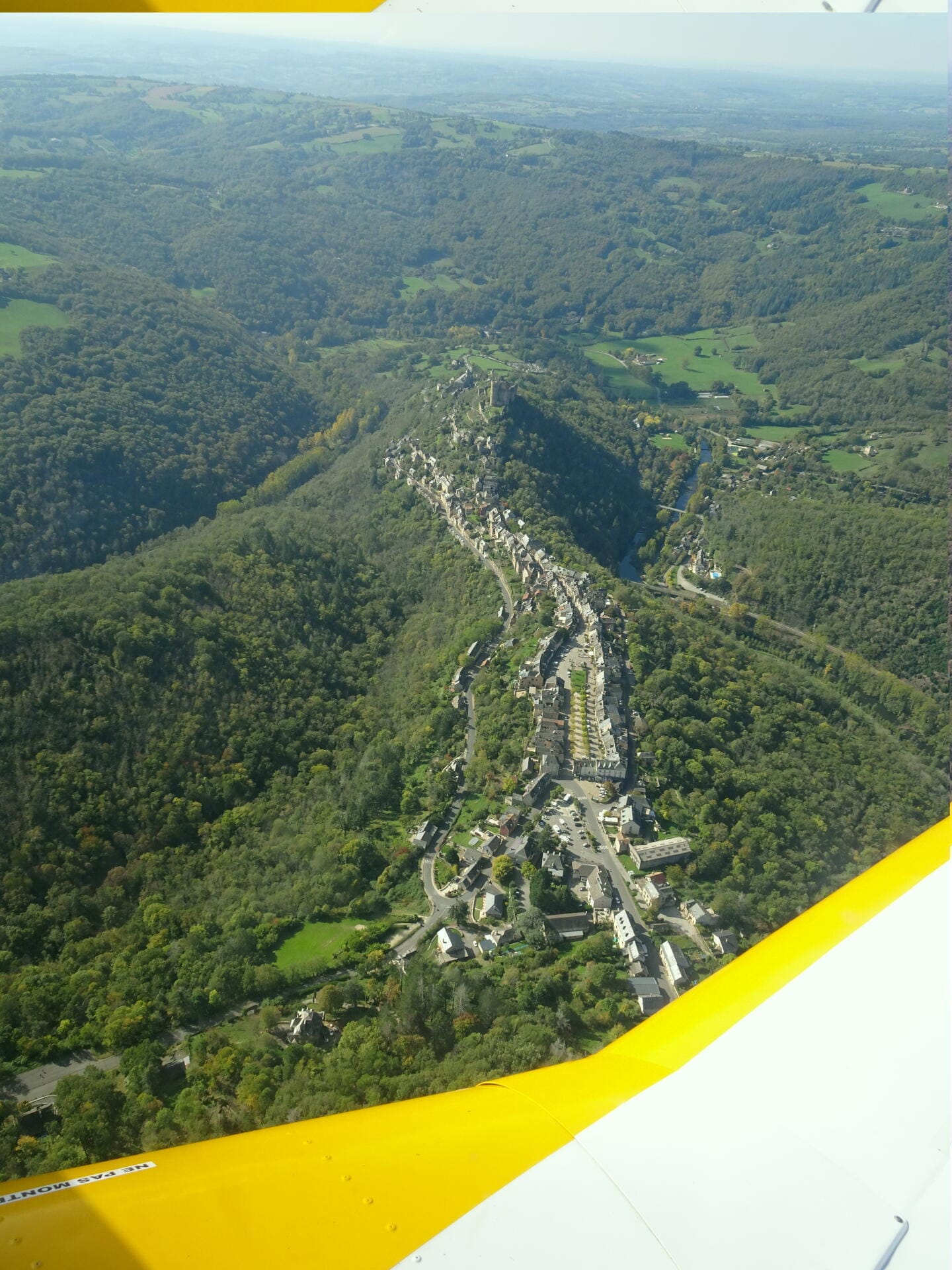La ville et le château de Najac sur leur crête
