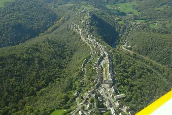 La ville et le château de Najac sur leur crête