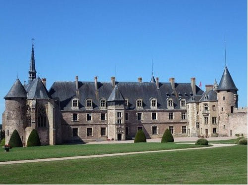 Survol des châteaux jalonnant la Vallée de la Besbre.