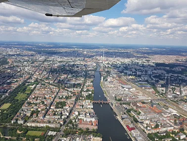 Schnupperflug mit einem Motorflugzeug über Berlin