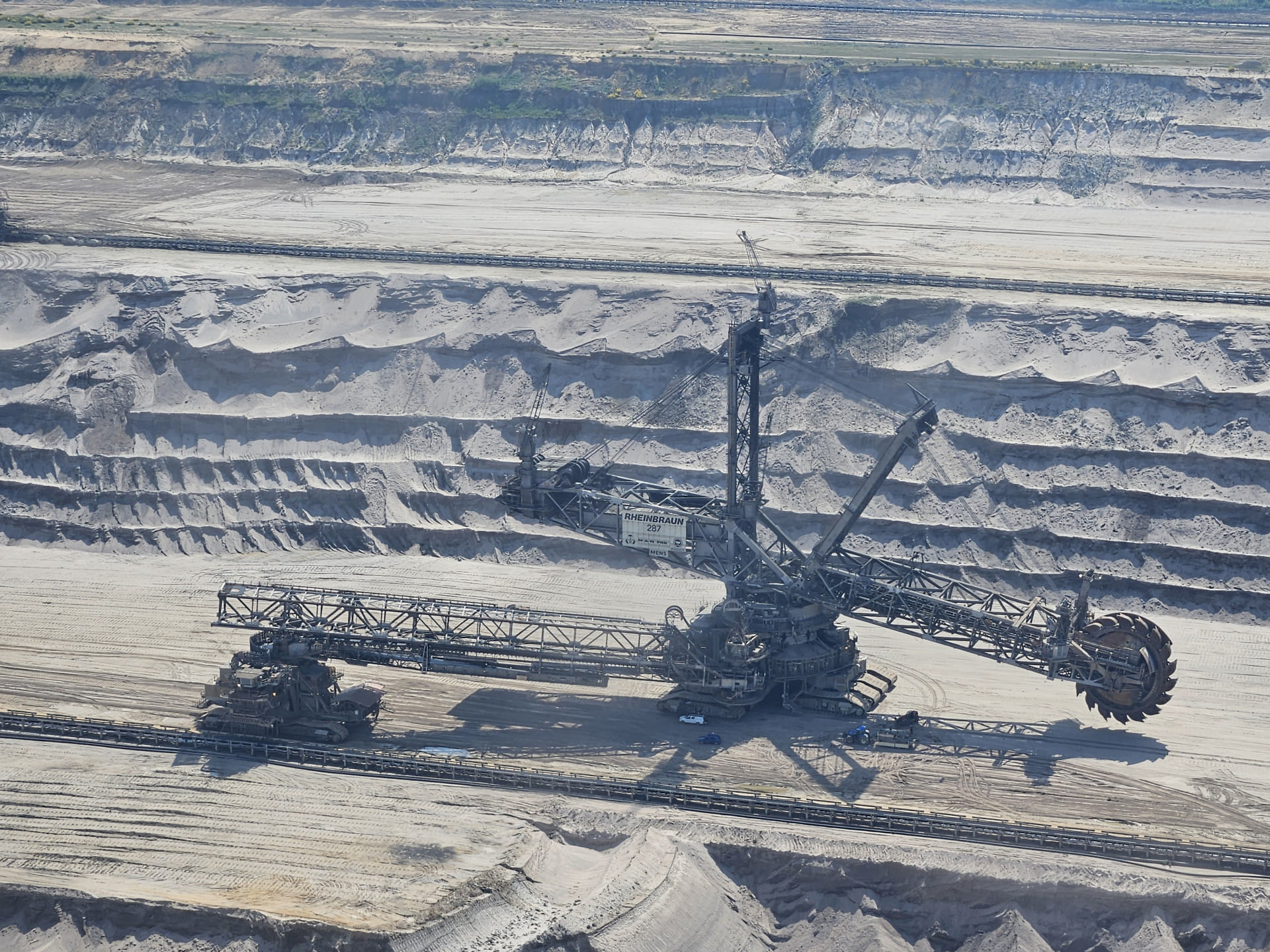 Braunkohleabbaugebiet mit seinen gigantischen Ausmaßen