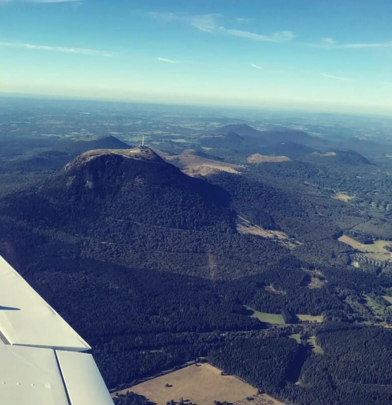 La Chaîne des Puys et le Château de Val vue du ciel