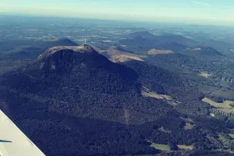 La Chaîne des Puys et le Château de Val vue du ciel