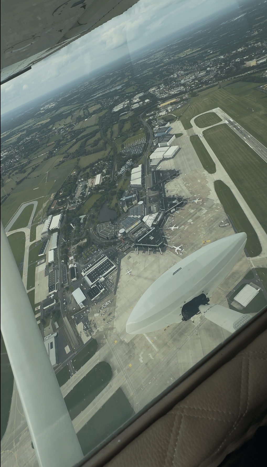 Hannover Rundflug mit blick auf Schloss Marienburg