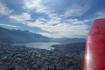 Vue aérienne du lac et d’Annecy