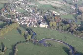 Survol des châteaux jalonnant la Vallée de la Besbre.