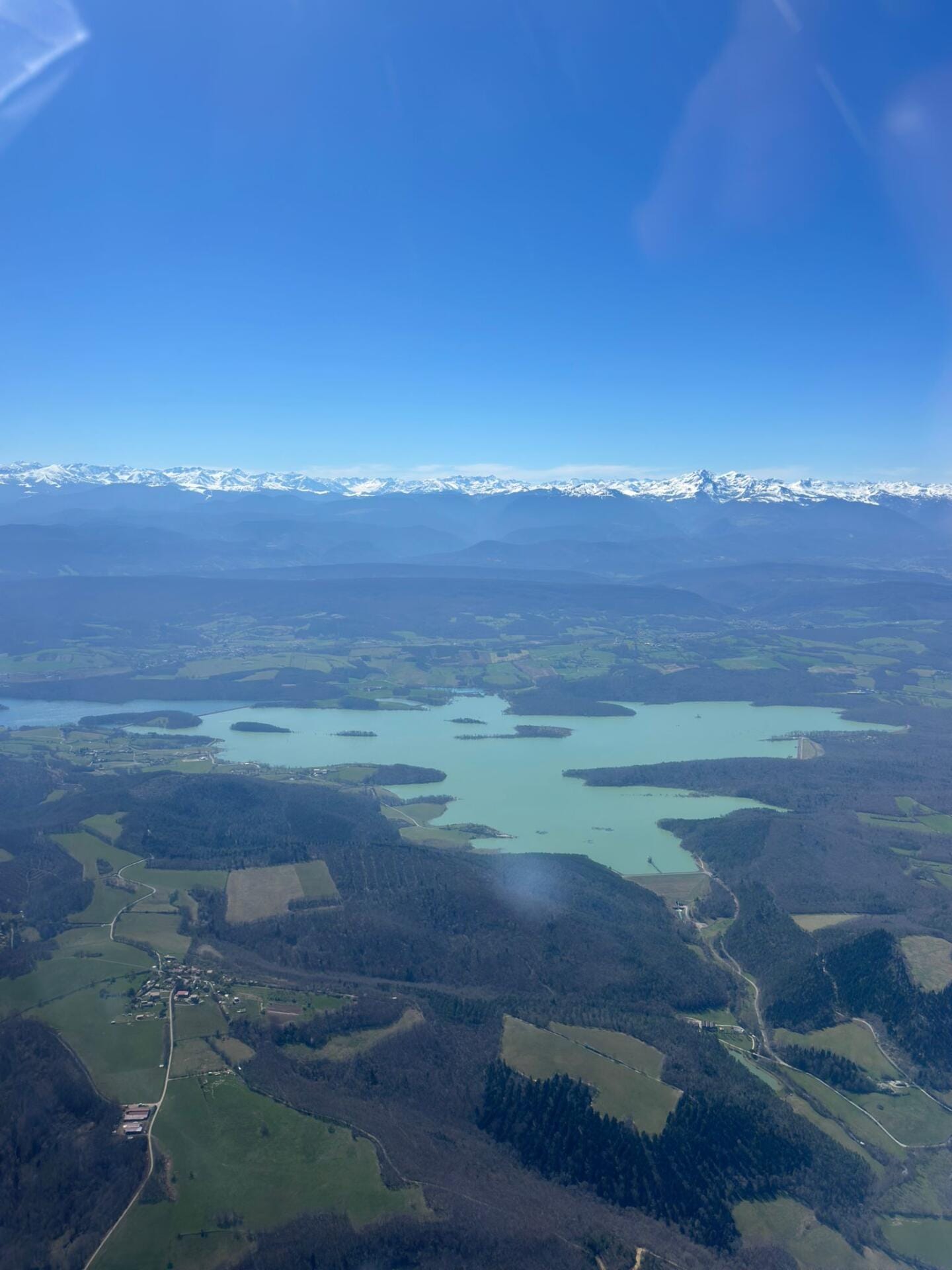 Lacs, châteaux et Pyrénées vus d'un DA20 - France