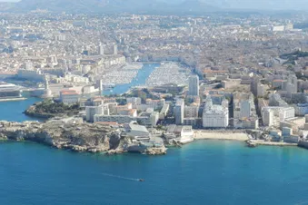 Superbe survol de la rade de Marseille