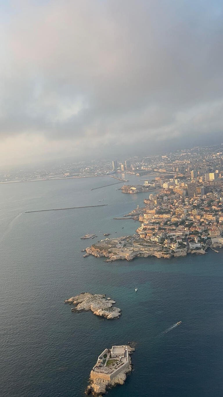 Vol panoramique depuis Aix-en-Provence : Sainte-Victoire, calanques, Cassis et Marseille vus du ciel