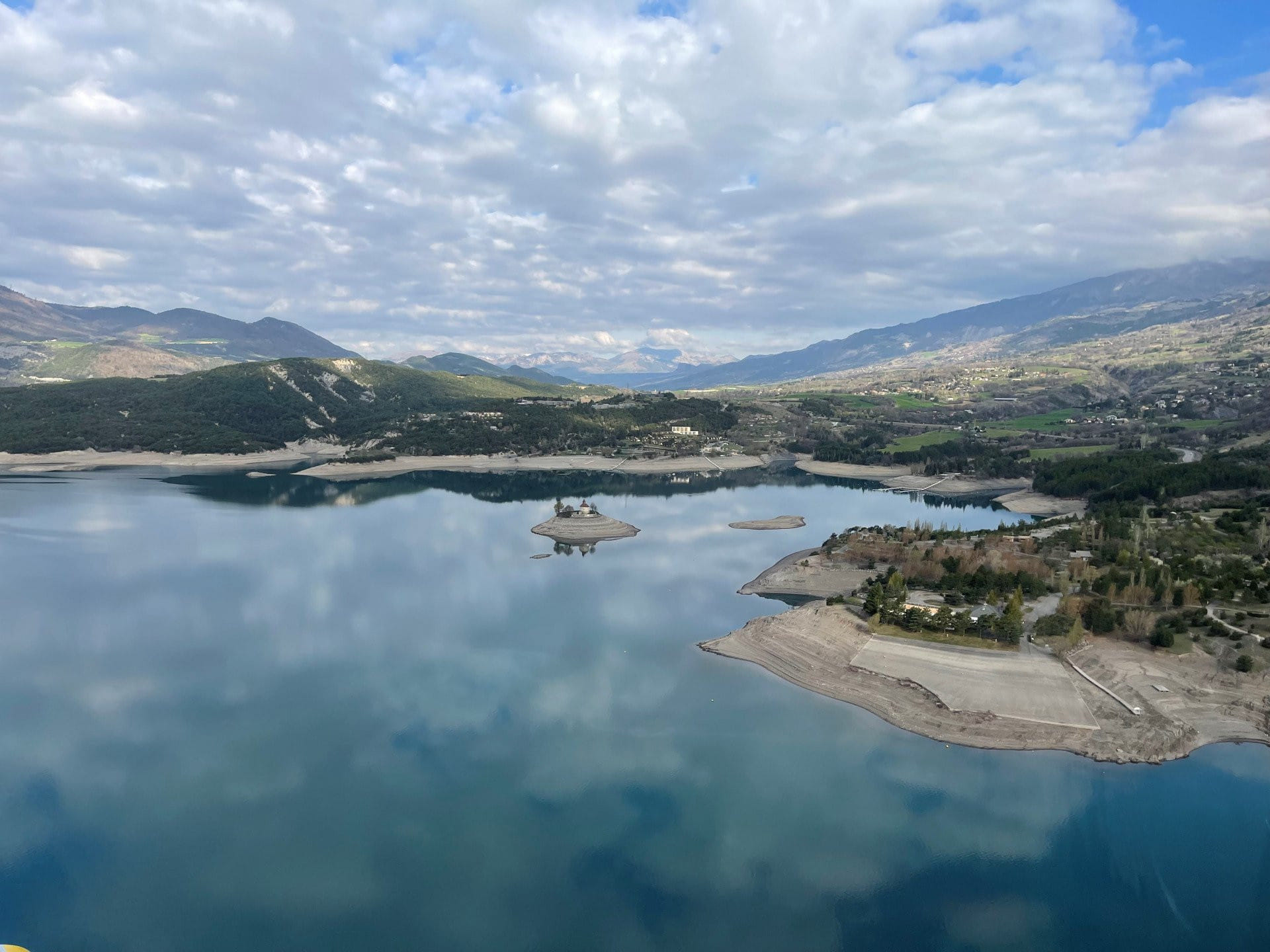 Le lac de Serre-ponçon vu du ciel