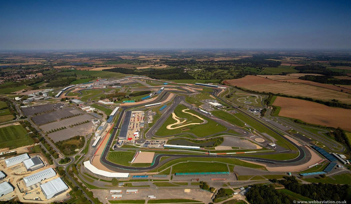 Sightseeing flying over Silverstone race circuit (1hr15)