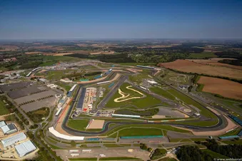 Sightseeing flying over Silverstone race circuit (1hr15)