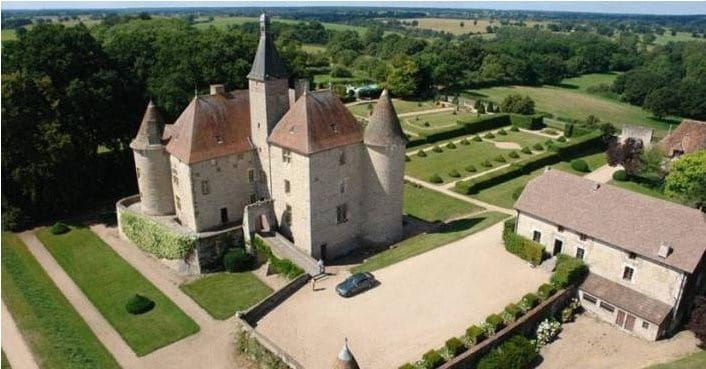 Survol des châteaux jalonnant la Vallée de la Besbre.