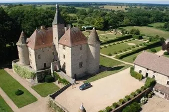 Survol des châteaux jalonnant la Vallée de la Besbre.