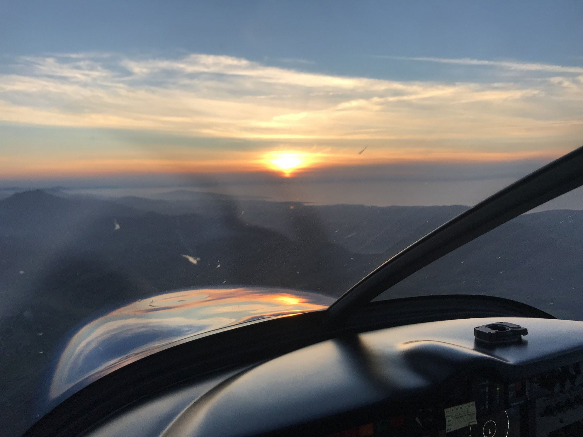 Vol coucher du soleil vers la côte