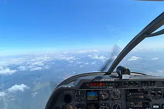 Navigation au dessus de la couche nuageuse.