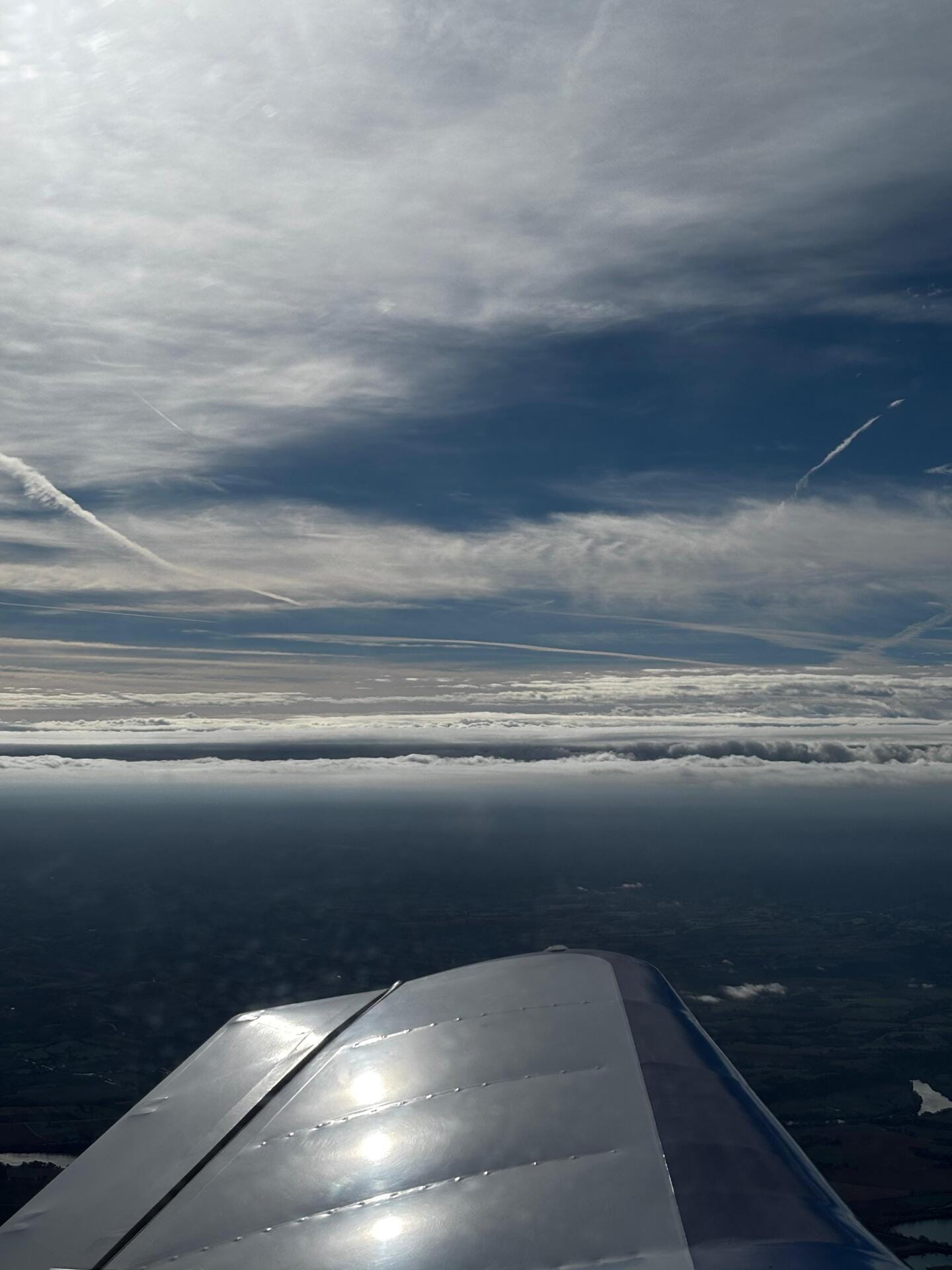 Les Pyrénées avec strates de nuages