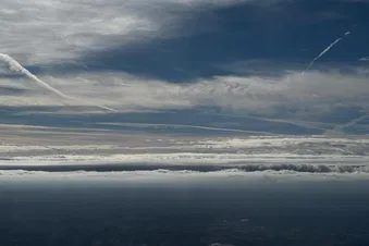 Les Pyrénées avec strates de nuages
