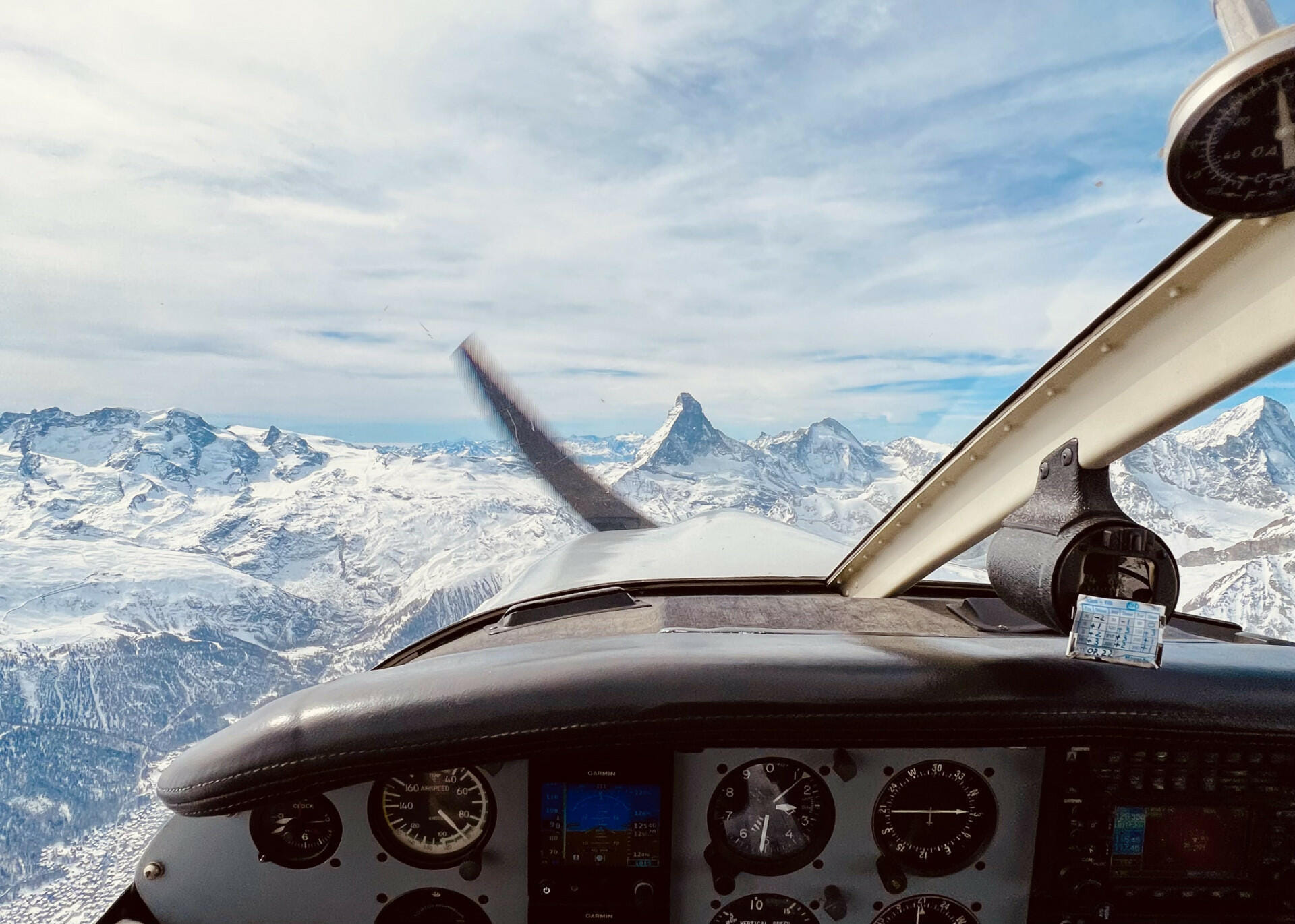 Blick aus dem Cockpit - direkt auf's Matterhorn