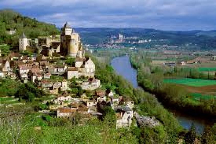 Survol de la vallée de la Dordogne, ses Bastides et Châteaux